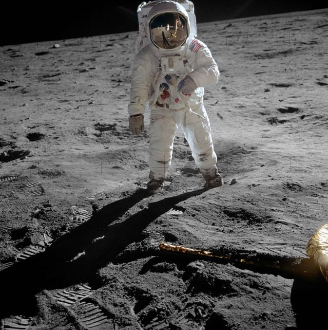 800px-Aldrin_Apollo_11_original