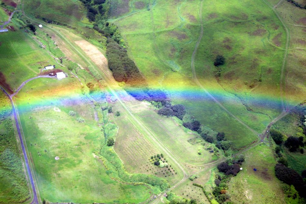 1280px-rainbow_from_the_air2